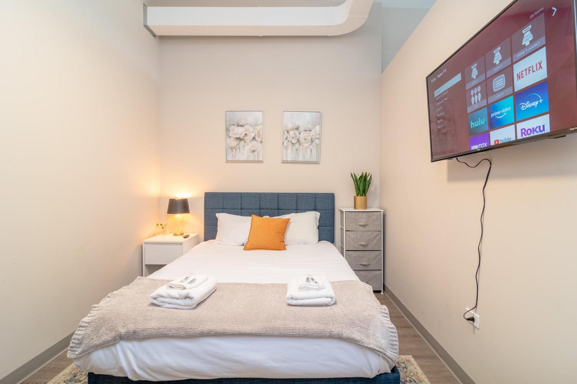 Mccormick Place 2br-2ba With Optional Parking,patio,gym For 6 Guests Apartment
