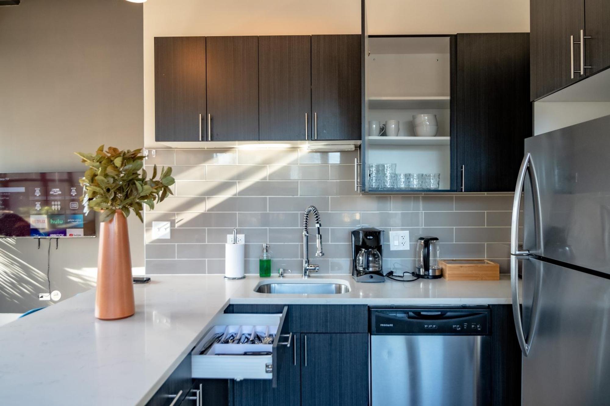 Apartment Mccormick Place 2Br Spacious Corner Unit With Optional Parking Sleeps 6 Guests Near Soldier Field And Grant Park Chicago