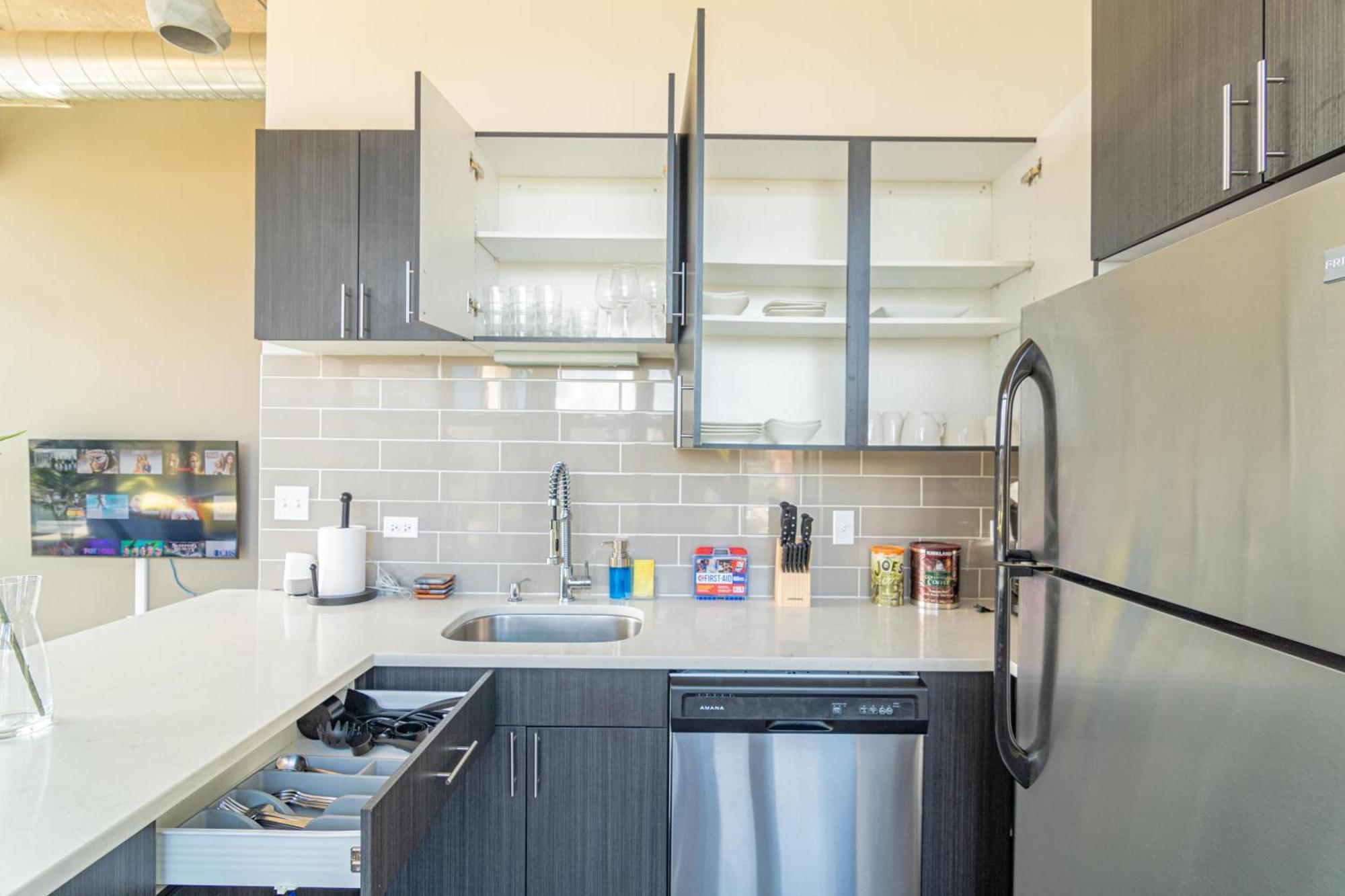 Bright 2Br Luxury Corner Suite With Optional Parking Sleeps 6 Guests Near Mccormick Place And Soldier Field Apartamento *