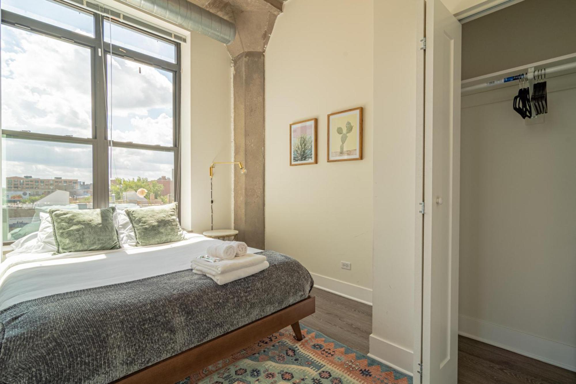 Bright 2Br Luxury Corner Suite With Optional Parking Sleeps 6 Guests Near Mccormick Place And Soldier Field * Chicago