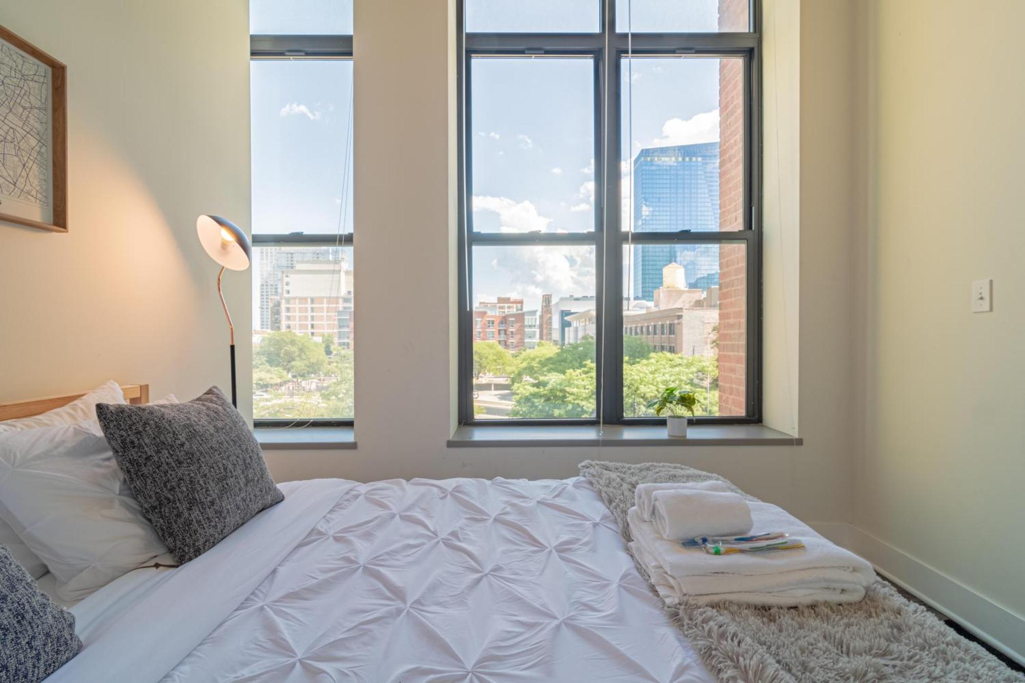 Bright 2Br Luxury Corner Suite With Optional Parking Sleeps 6 Guests Near Mccormick Place And Soldier Field *