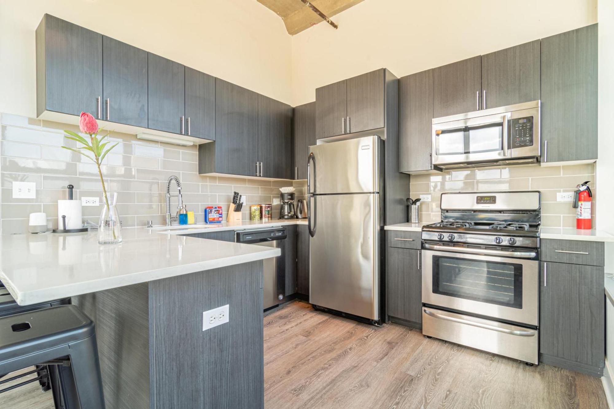 Bright 2Br Luxury Corner Suite With Optional Parking Sleeps 6 Guests Near Mccormick Place And Soldier Field Chicago