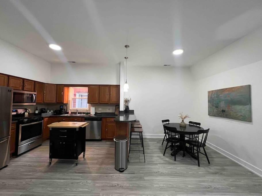 Lovely 3-bedroom In Bronzeville Apartment