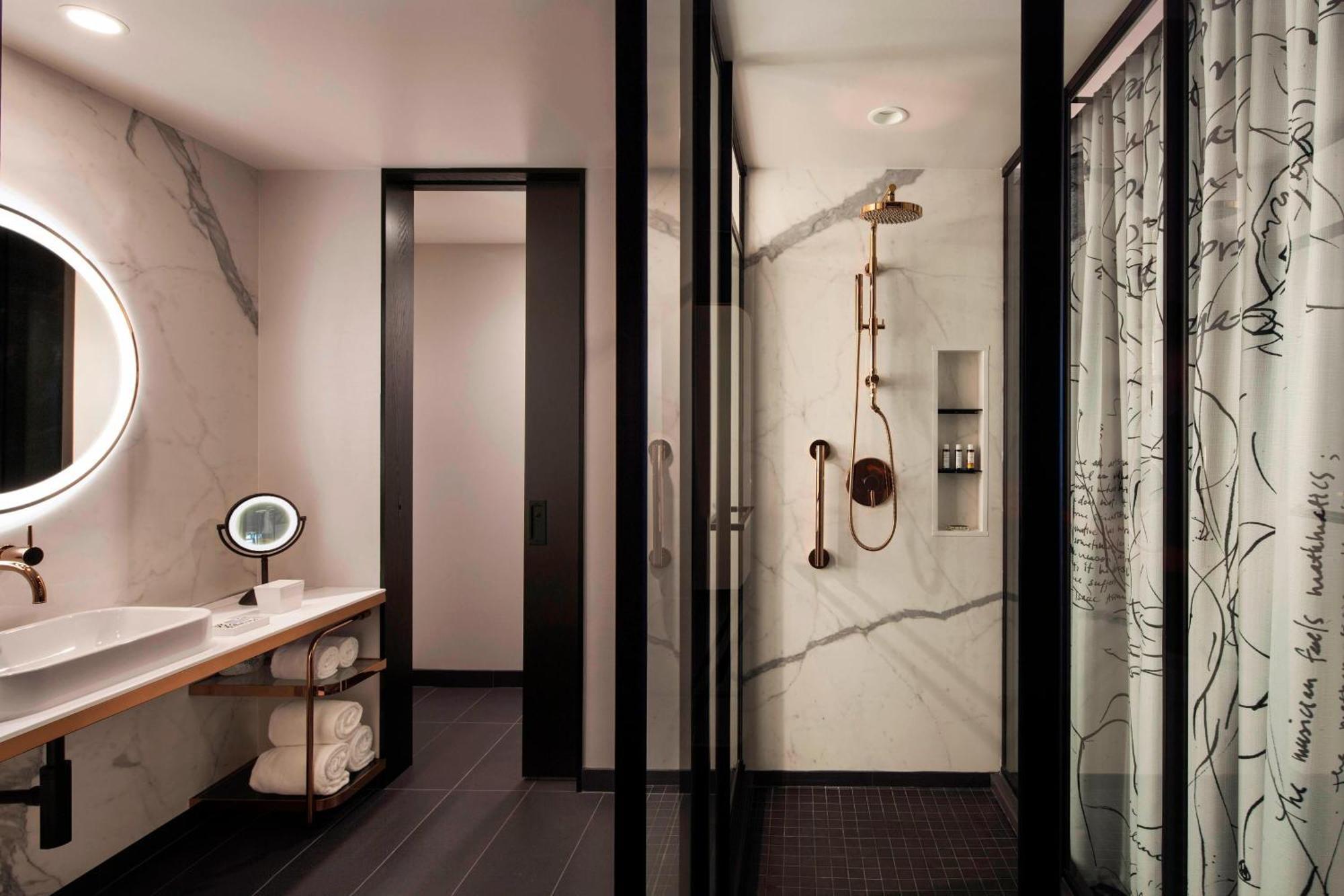 Emc2, Autograph Collection 4* Chicago