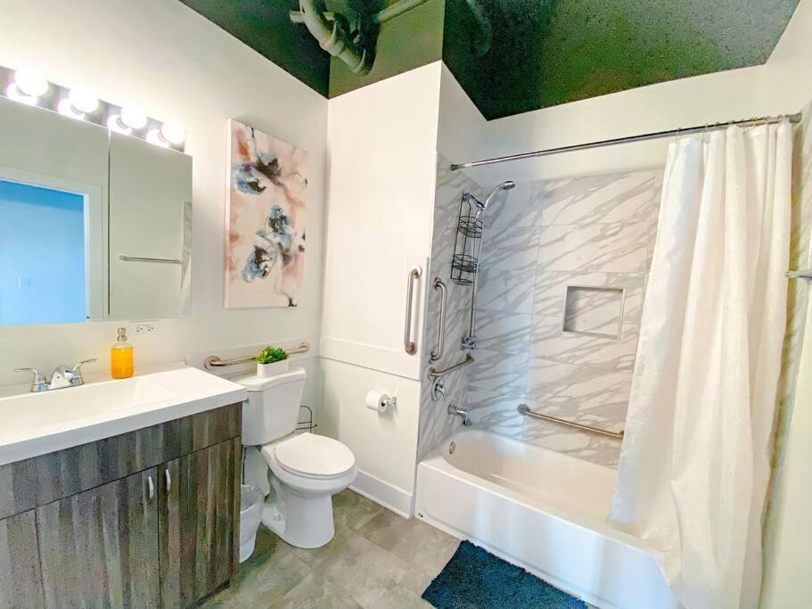 Modern And Bright 2Br On Michigan Ave With Optional Parking And Gym Access Near Soldier Field & Grant Park Apartment