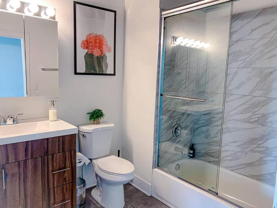 Beautiful 2Br With Smart Tv, Gym Access & Parking Close To Mccormick Place, Museums & Lake Michigan Apartment