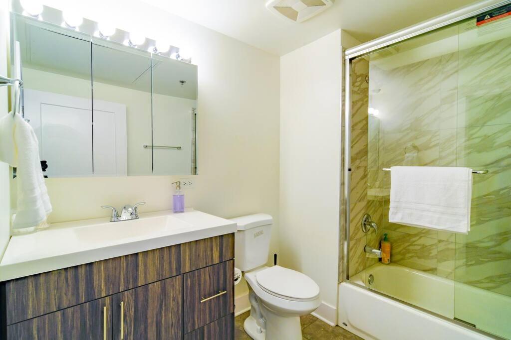 Beautiful 2Br With Smart Tv, Gym Access & Parking Close To Mccormick Place, Museums & Lake Michigan