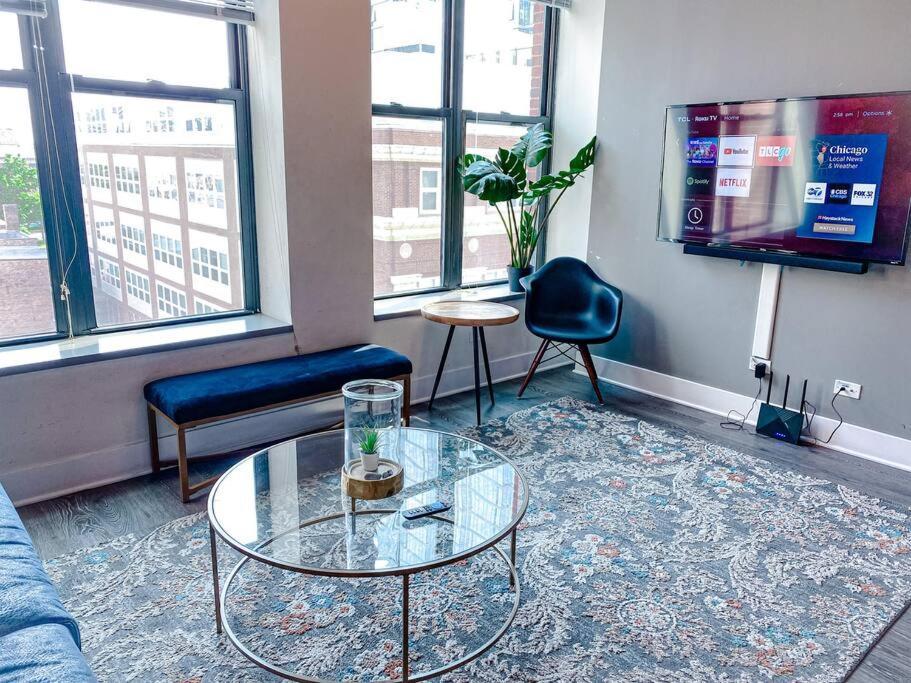Beautiful 2Br With Smart Tv, Gym Access & Parking Close To Mccormick Place, Museums & Lake Michigan Apartment *