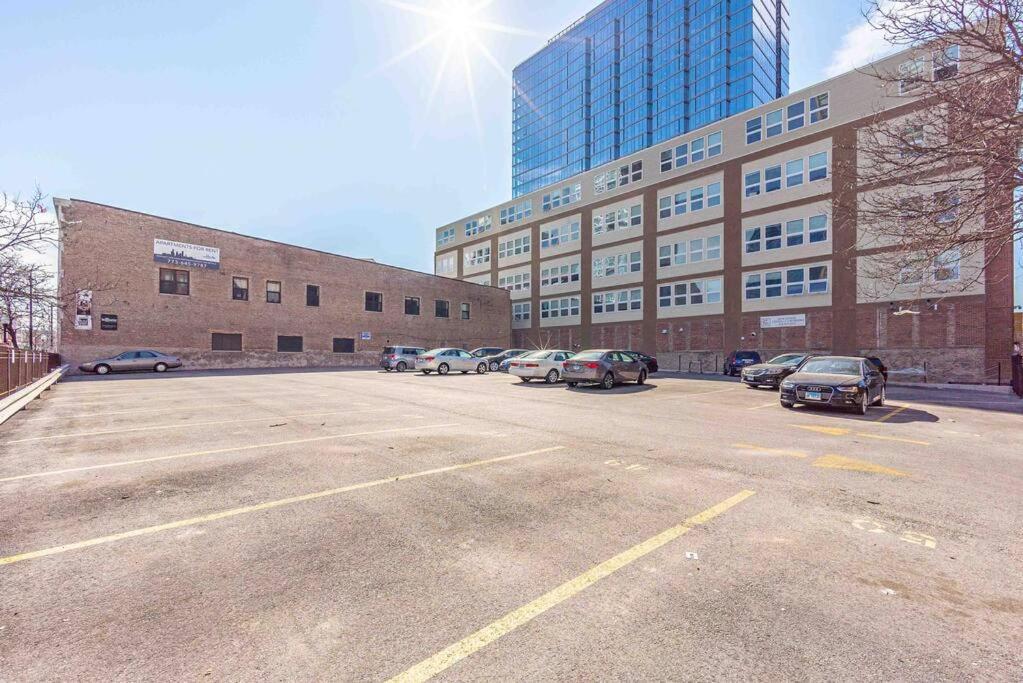 Beautiful 2Br With Smart Tv, Gym Access & Parking Close To Mccormick Place, Museums & Lake Michigan Apartment *