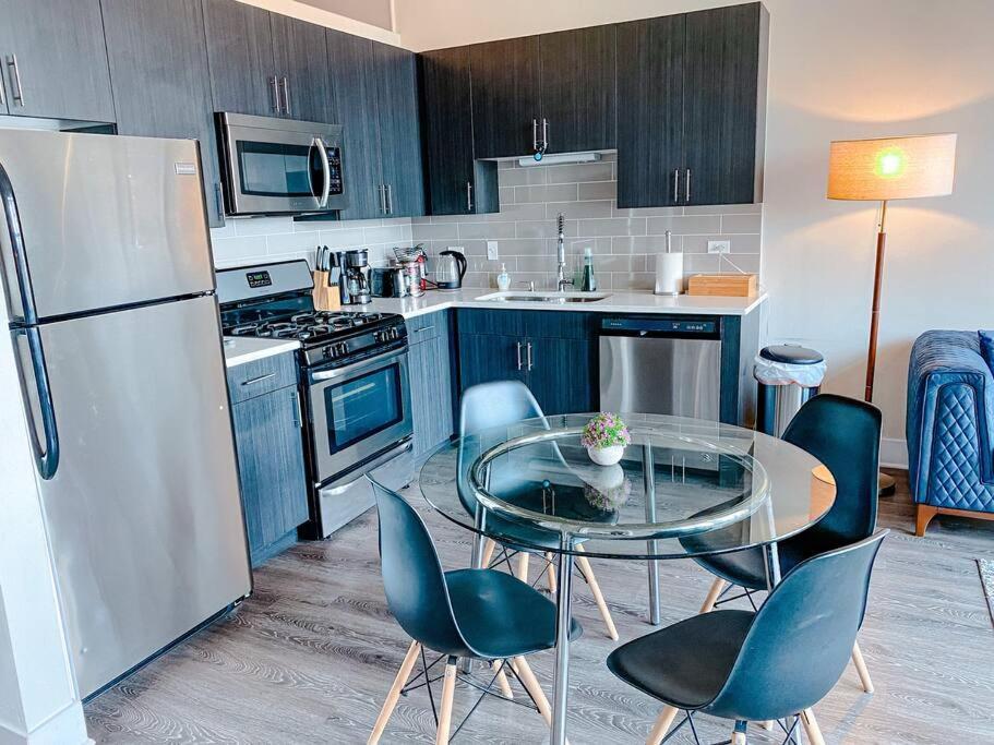 Beautiful 2Br With Smart Tv, Gym Access & Parking Close To Mccormick Place, Museums & Lake Michigan