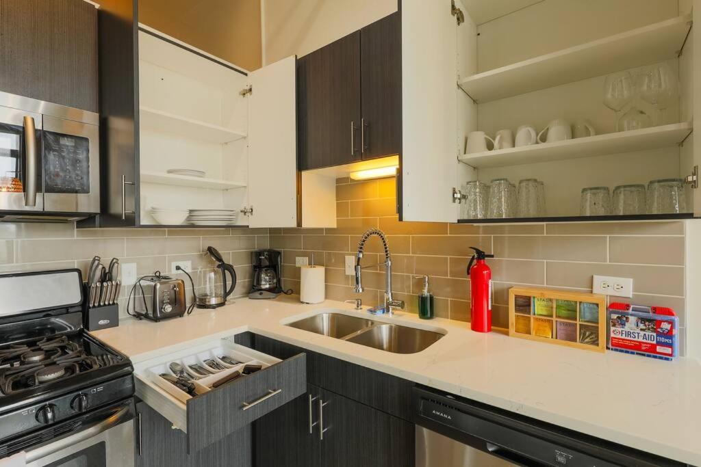 Cozy 2Br Chicago Apartment With Optional Parking And Gym Access Near Field Museum, Lakefront & Mccormick Place *