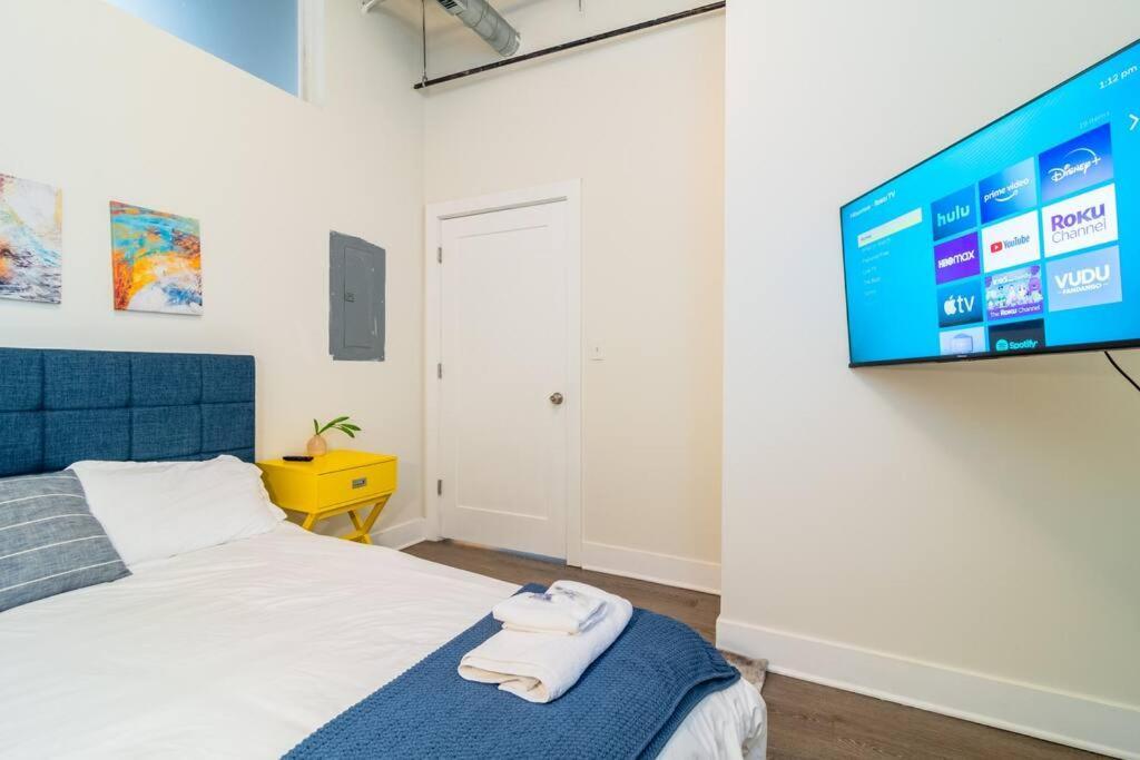 Charming 2Br Apartment With Skyline View, Optional Parking & Gym Access Near Mccormick Place, Lakefront And Soldier Field Apartment