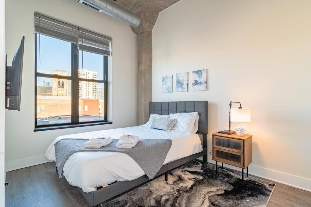 Charming 2Br Apartment With Skyline View, Optional Parking & Gym Access Near Mccormick Place, Lakefront And Soldier Field * Chicago