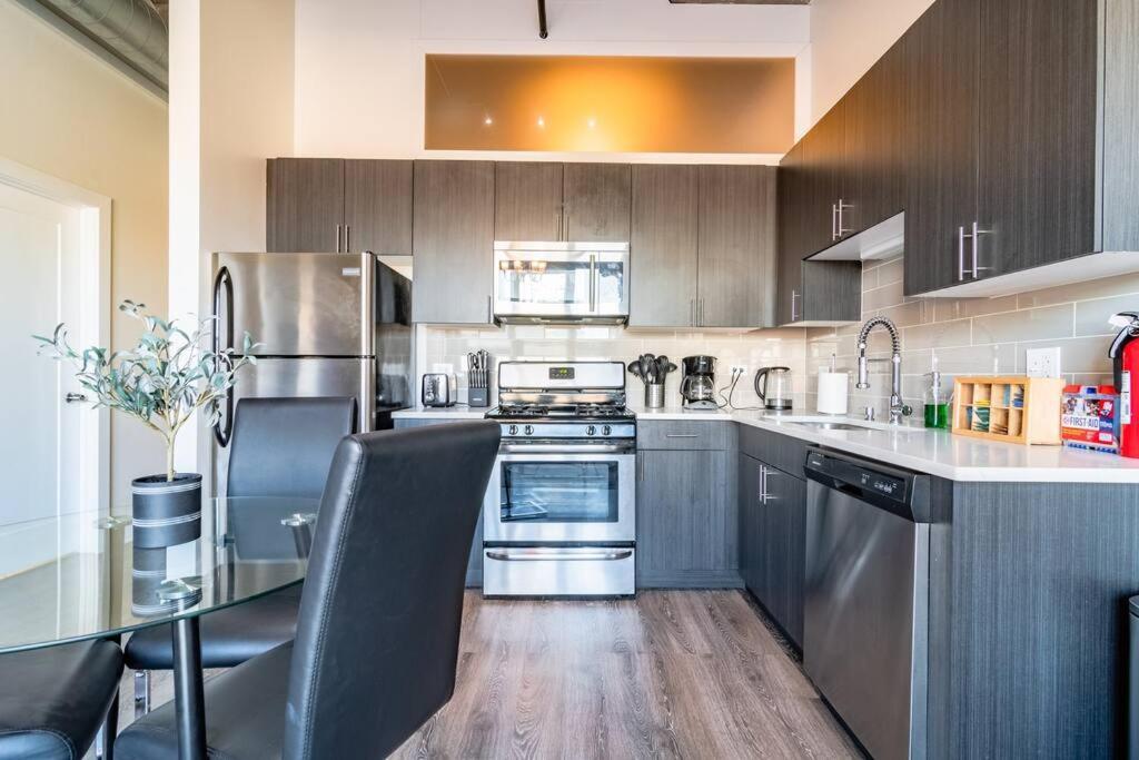 Charming 2Br Apartment With Skyline View, Optional Parking & Gym Access Near Mccormick Place, Lakefront And Soldier Field Apartment Chicago