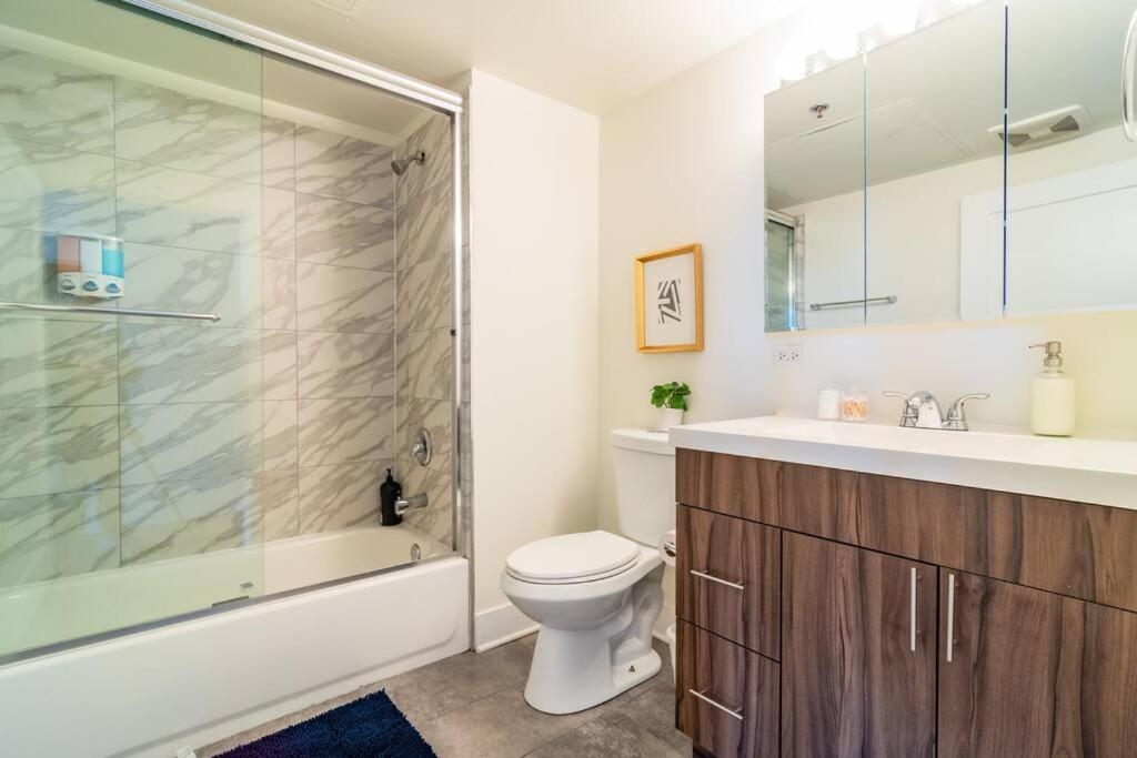 Apartment Charming 2Br Apartment With Skyline View, Optional Parking & Gym Access Near Mccormick Place, Lakefront And Soldier Field