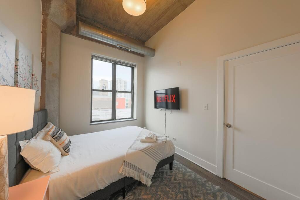 Spacious 2Br South Loop Suite With Skyline View, Optional Parking And Gym Access Close To Mccormick Place, Grant Park, Museum Campus & Cta Lines Apartment Chicago