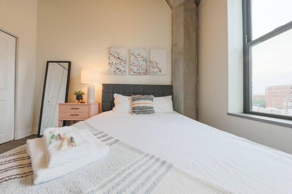 Apartment Spacious 2Br South Loop Suite With Skyline View, Optional Parking And Gym Access Close To Mccormick Place, Grant Park, Museum Campus & Cta Lines *