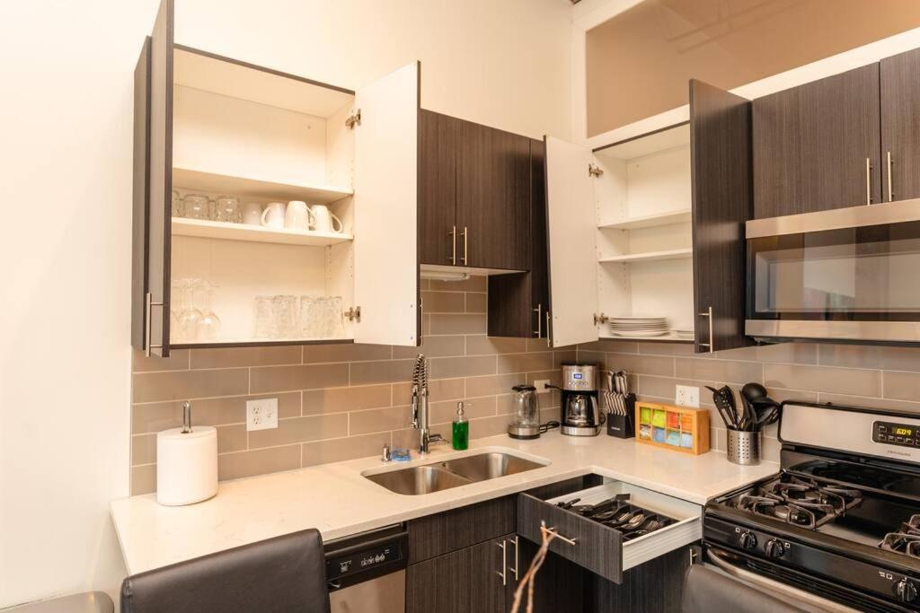 Spacious 2Br South Loop Suite With Skyline View, Optional Parking And Gym Access Close To Mccormick Place, Grant Park, Museum Campus & Cta Lines Apartment *