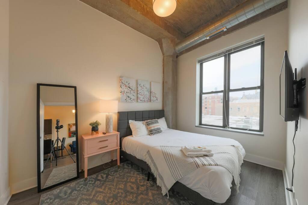 Spacious 2Br South Loop Suite With Skyline View, Optional Parking And Gym Access Close To Mccormick Place, Grant Park, Museum Campus & Cta Lines Apartment