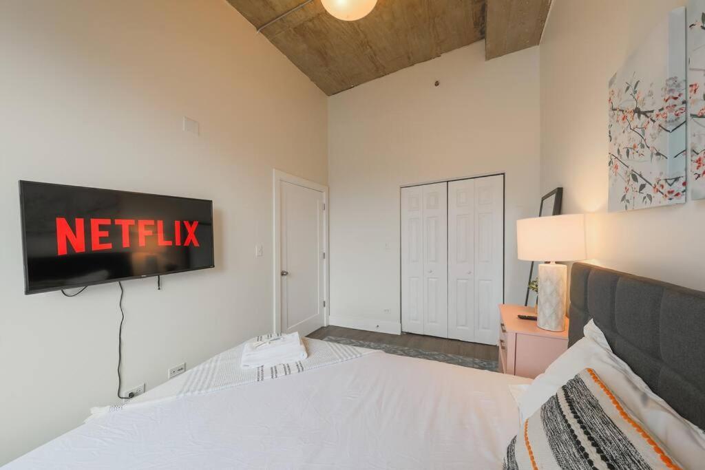 Spacious 2Br South Loop Suite With Skyline View, Optional Parking And Gym Access Close To Mccormick Place, Grant Park, Museum Campus & Cta Lines * Chicago