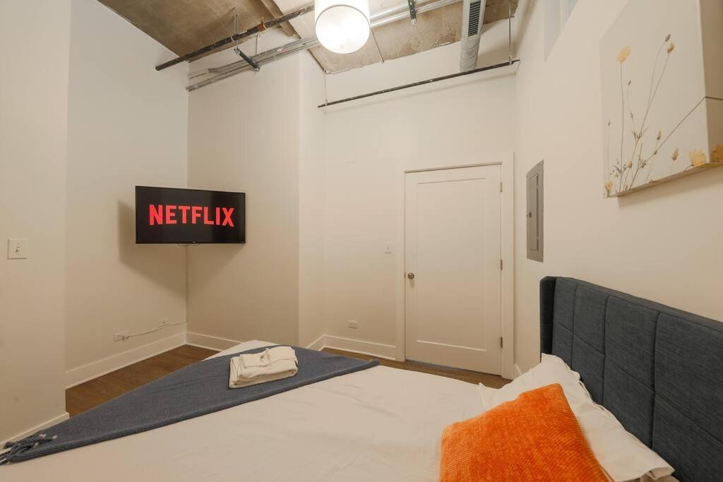 Spacious 2Br South Loop Suite With Skyline View, Optional Parking And Gym Access Close To Mccormick Place, Grant Park, Museum Campus & Cta Lines *