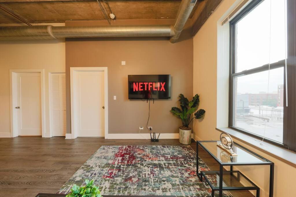 Spacious 2Br South Loop Suite With Skyline View, Optional Parking And Gym Access Close To Mccormick Place, Grant Park, Museum Campus & Cta Lines Chicago