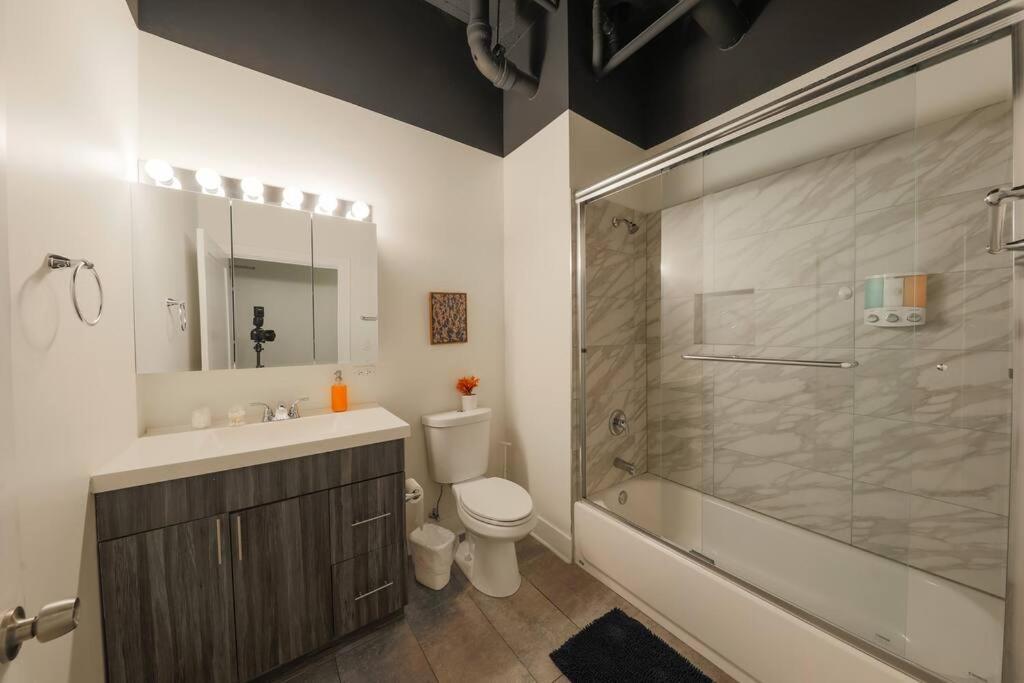 Spacious 2Br South Loop Suite With Skyline View, Optional Parking And Gym Access Close To Mccormick Place, Grant Park, Museum Campus & Cta Lines Apartment *