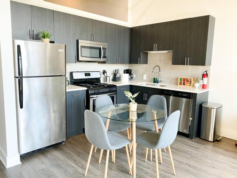 Mccormick 2br-2ba For 8 Guests With Optional Parking & Gym Chicago