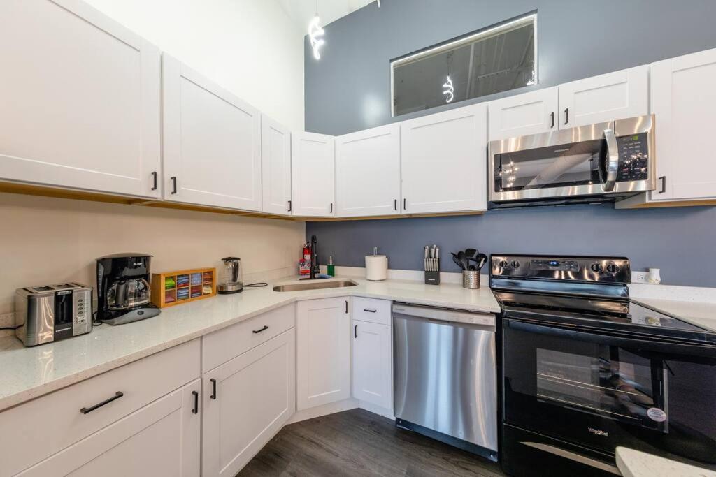 Massive 6Br Luxury Suite Sleeps 12 Guests With Jacuzzi & Pool Table Perfect Group Stay And Optional Parking Near Mccormick Place & Soldier Field Apartment Chicago