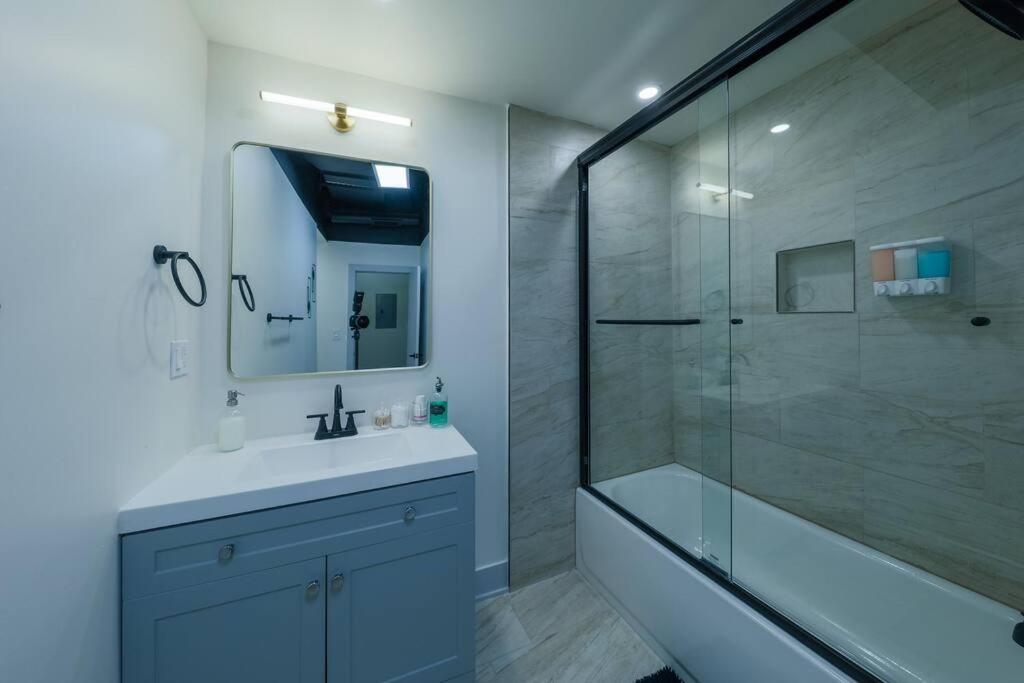 Massive 6Br Luxury Suite Sleeps 12 Guests With Jacuzzi & Pool Table Perfect Group Stay And Optional Parking Near Mccormick Place & Soldier Field Apartment
