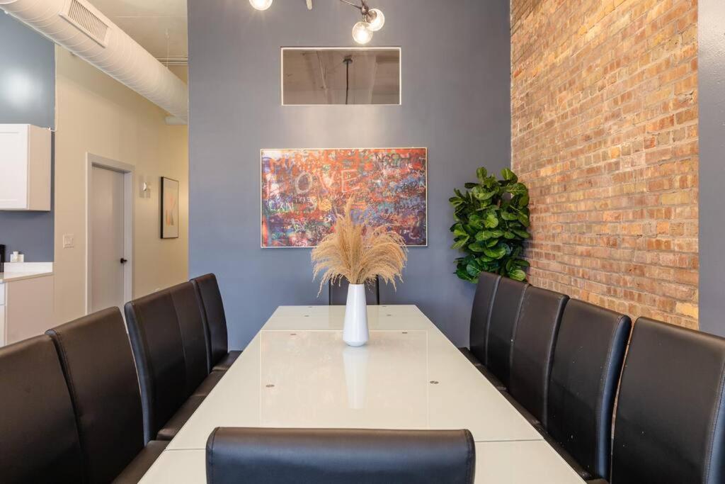 Apartment Massive 6Br Luxury Suite Sleeps 12 Guests With Jacuzzi & Pool Table Perfect Group Stay And Optional Parking Near Mccormick Place & Soldier Field Chicago