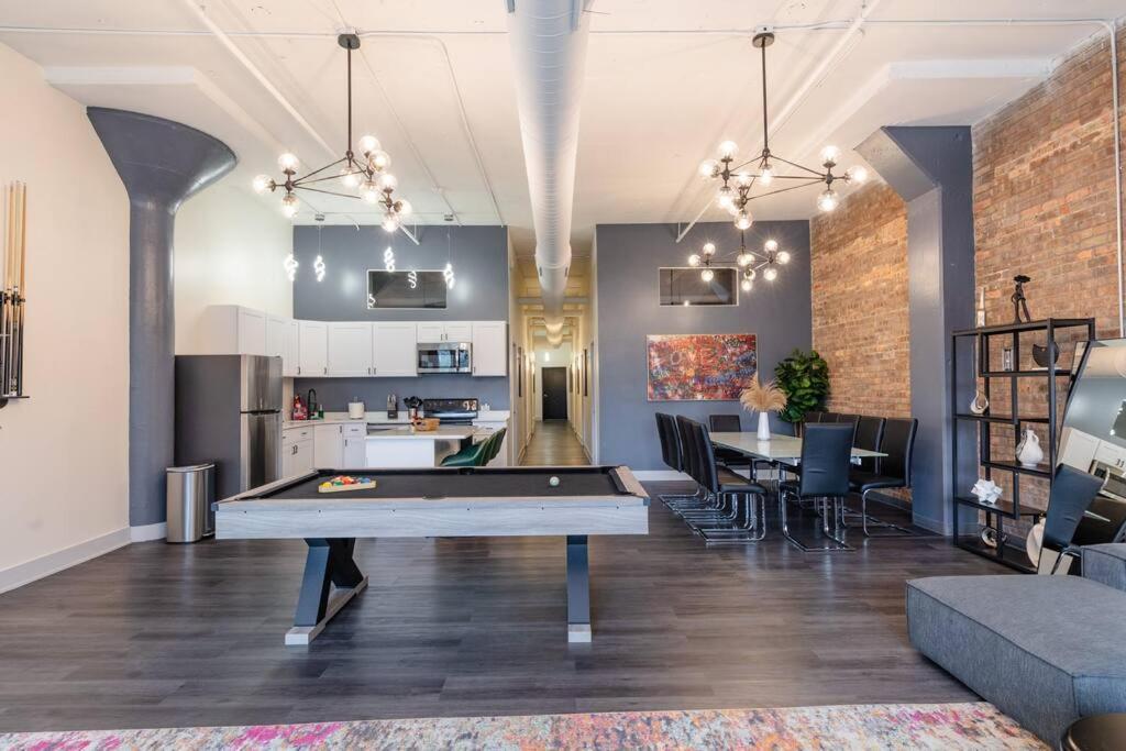 Massive 6Br Luxury Suite Sleeps 12 Guests With Jacuzzi & Pool Table Perfect Group Stay And Optional Parking Near Mccormick Place & Soldier Field * Chicago