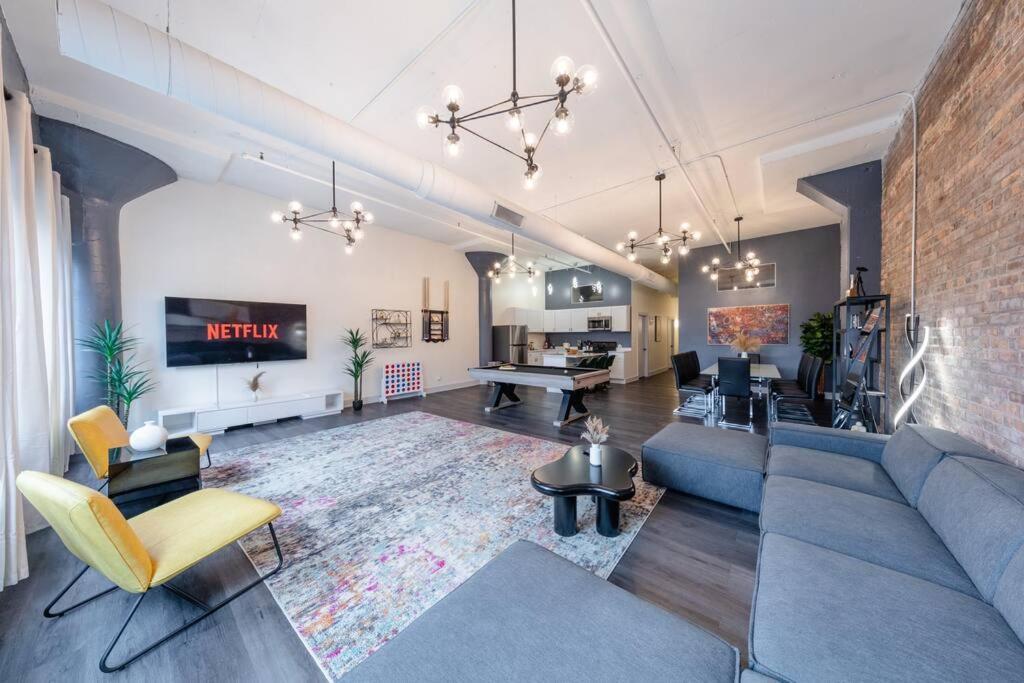 Massive 6Br Luxury Suite Sleeps 12 Guests With Jacuzzi & Pool Table Perfect Group Stay And Optional Parking Near Mccormick Place & Soldier Field Apartment
