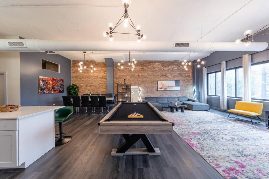 Apartment Massive 6Br Luxury Suite Sleeps 12 Guests With Jacuzzi & Pool Table Perfect Group Stay And Optional Parking Near Mccormick Place & Soldier Field *