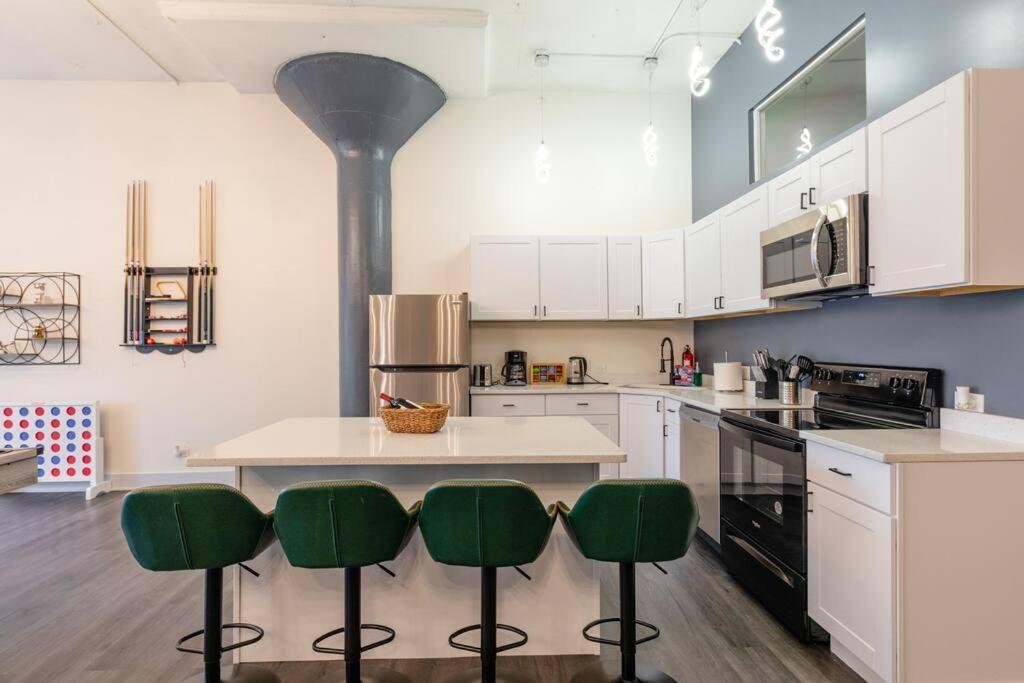 Massive 6Br Luxury Suite Sleeps 12 Guests With Jacuzzi & Pool Table Perfect Group Stay And Optional Parking Near Mccormick Place & Soldier Field *