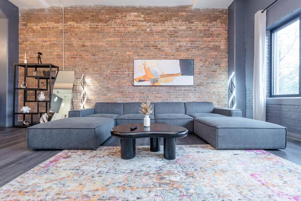 Massive 6Br Luxury Suite Sleeps 12 Guests With Jacuzzi & Pool Table Perfect Group Stay And Optional Parking Near Mccormick Place & Soldier Field