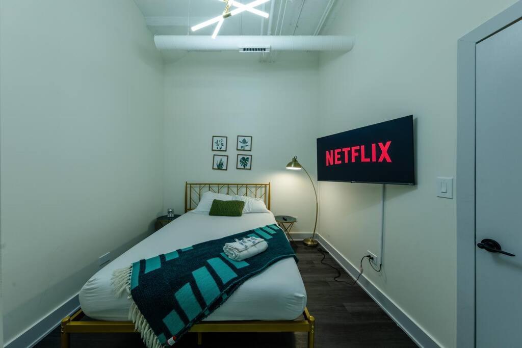 Massive 6Br Luxury Suite Sleeps 12 Guests With Jacuzzi & Pool Table Perfect Group Stay And Optional Parking Near Mccormick Place & Soldier Field Chicago