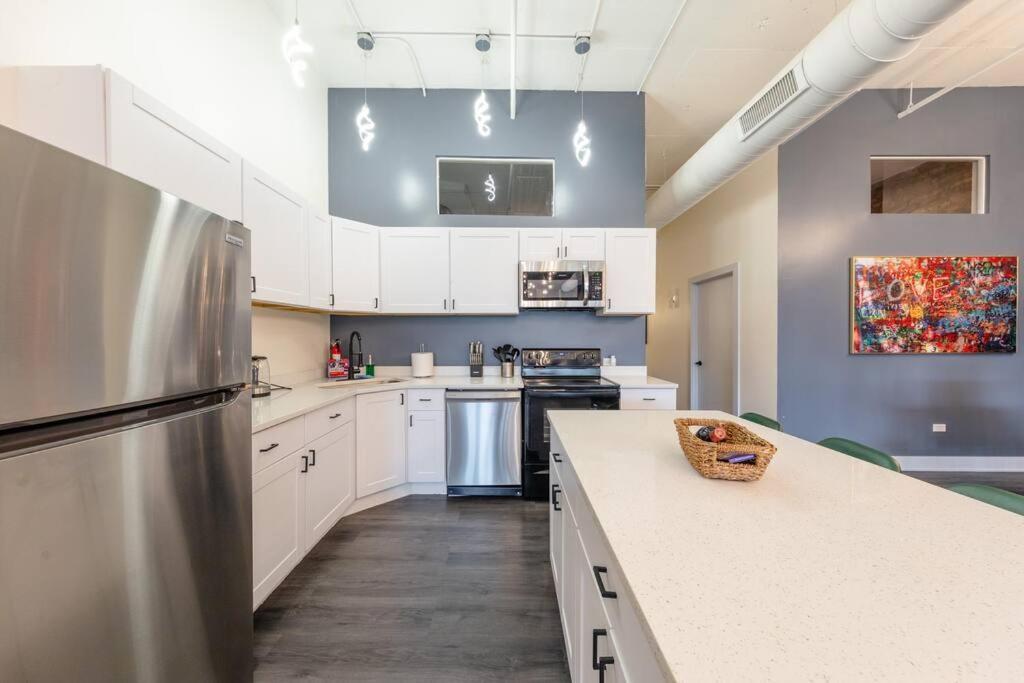 Massive 6Br Luxury Suite Sleeps 12 Guests With Jacuzzi & Pool Table Perfect Group Stay And Optional Parking Near Mccormick Place & Soldier Field *