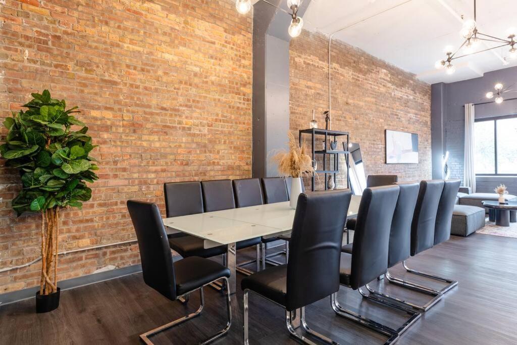 Massive 6Br Luxury Suite Sleeps 12 Guests With Jacuzzi & Pool Table Perfect Group Stay And Optional Parking Near Mccormick Place & Soldier Field Apartment *