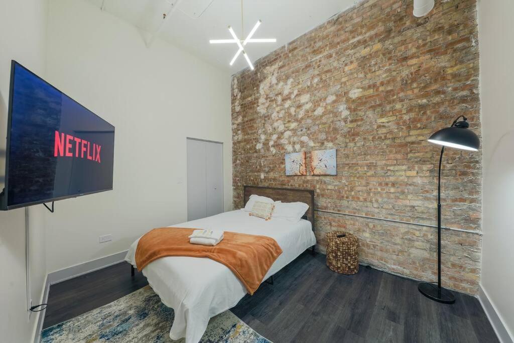 Massive 6Br Luxury Suite Sleeps 12 Guests With Jacuzzi & Pool Table Perfect Group Stay And Optional Parking Near Mccormick Place & Soldier Field * Chicago