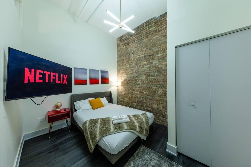 Massive 6Br Luxury Suite Sleeps 12 Guests With Jacuzzi & Pool Table Perfect Group Stay And Optional Parking Near Mccormick Place & Soldier Field Apartment Chicago