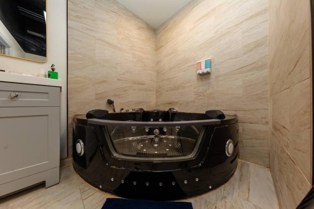 Massive 6Br Luxury Suite Sleeps 12 Guests With Jacuzzi & Pool Table Perfect Group Stay And Optional Parking Near Mccormick Place & Soldier Field *