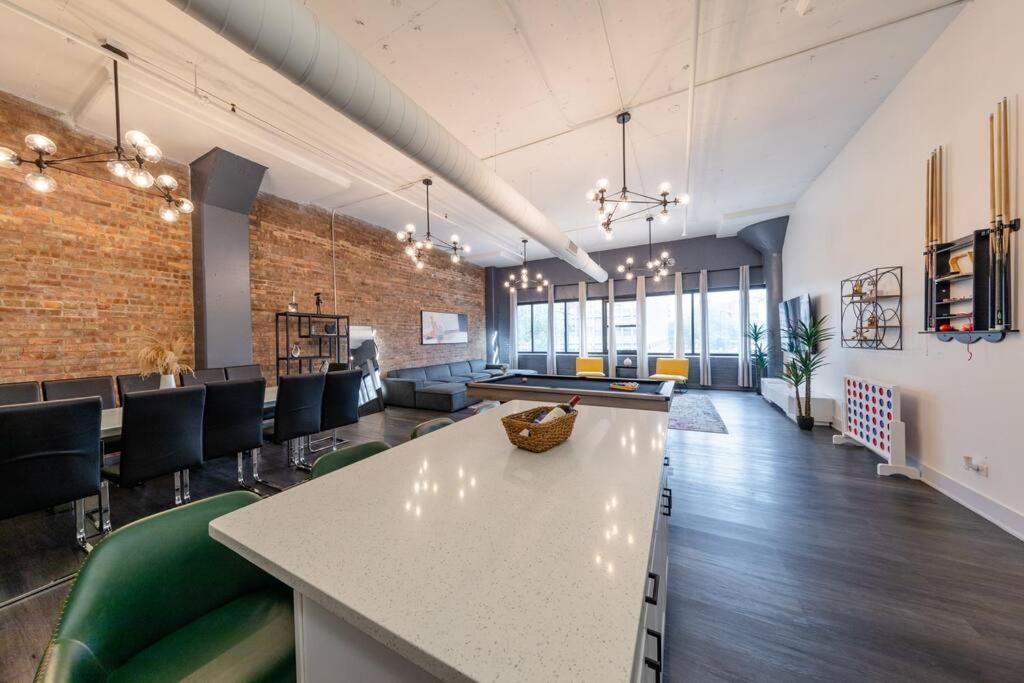 Massive 6Br Luxury Suite Sleeps 12 Guests With Jacuzzi & Pool Table Perfect Group Stay And Optional Parking Near Mccormick Place & Soldier Field