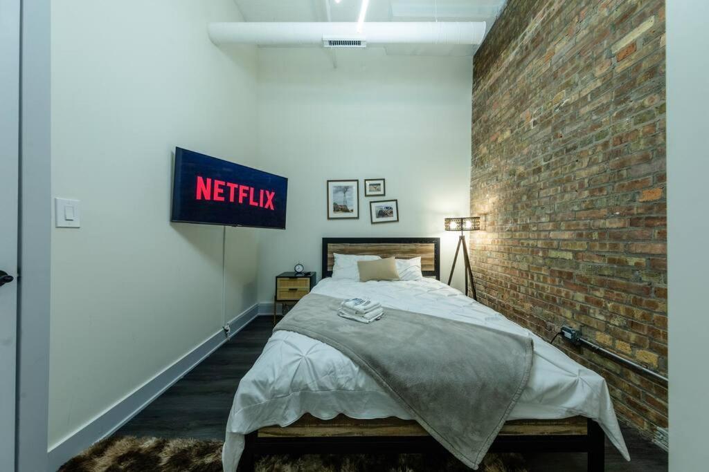 Massive 6Br Luxury Suite Sleeps 12 Guests With Jacuzzi & Pool Table Perfect Group Stay And Optional Parking Near Mccormick Place & Soldier Field * Chicago