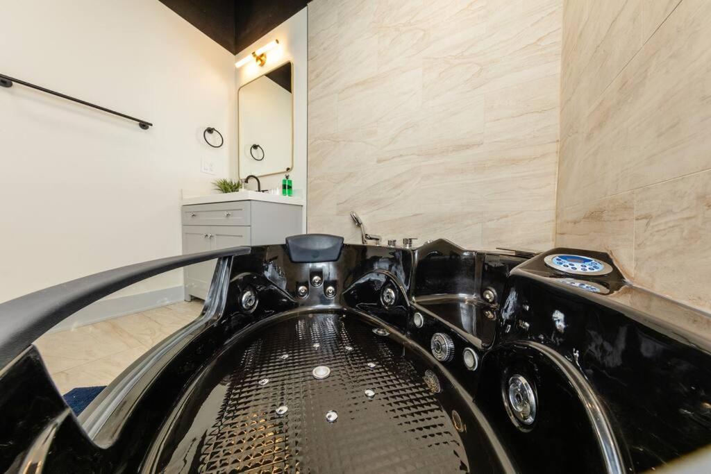Apartment Massive 6Br Luxury Suite Sleeps 12 Guests With Jacuzzi & Pool Table Perfect Group Stay And Optional Parking Near Mccormick Place & Soldier Field