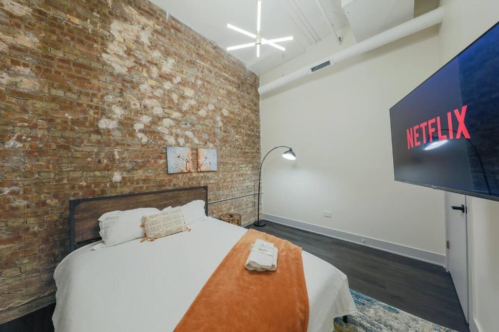 Massive 6Br Luxury Suite Sleeps 12 Guests With Jacuzzi & Pool Table Perfect Group Stay And Optional Parking Near Mccormick Place & Soldier Field Apartment