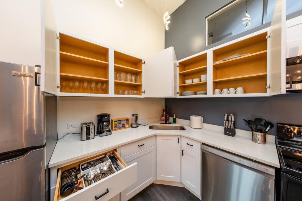 Massive 6Br Luxury Suite Sleeps 12 Guests With Jacuzzi & Pool Table Perfect Group Stay And Optional Parking Near Mccormick Place & Soldier Field *
