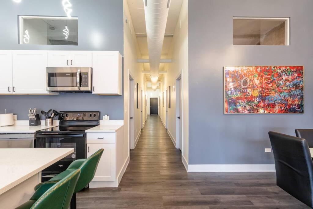 Massive 6Br Luxury Suite Sleeps 12 Guests With Jacuzzi & Pool Table Perfect Group Stay And Optional Parking Near Mccormick Place & Soldier Field Apartment *
