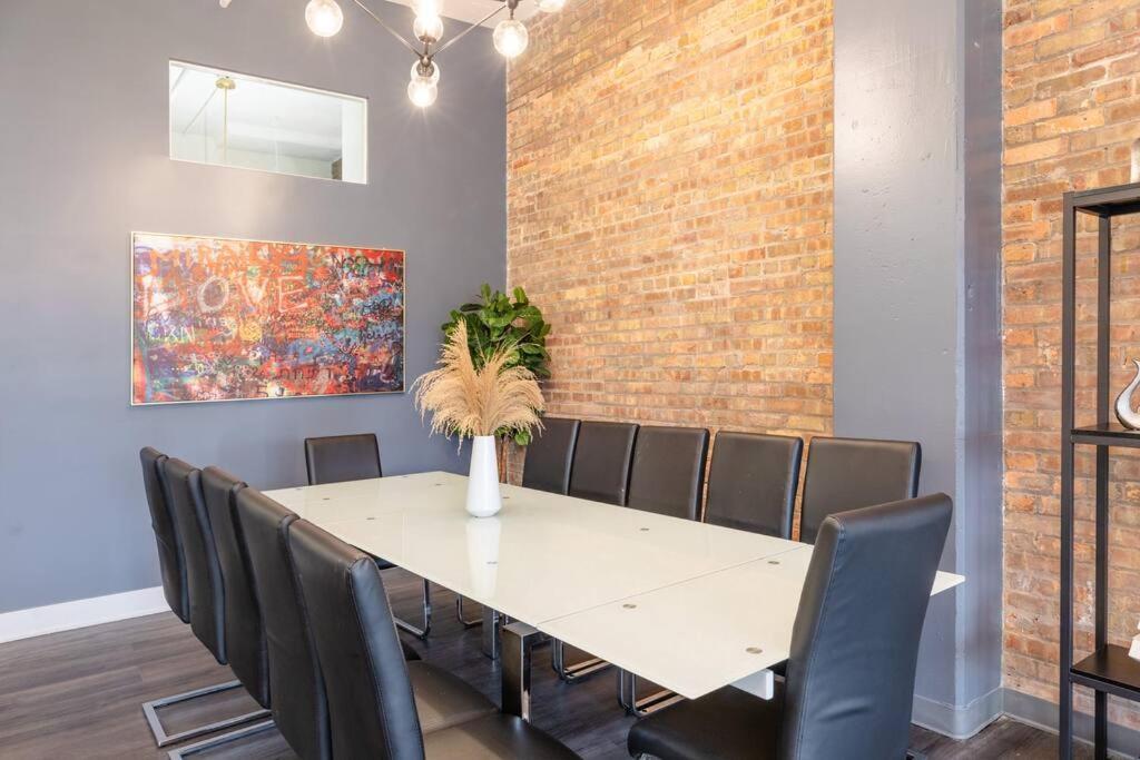 Apartment Massive 6Br Luxury Suite Sleeps 12 Guests With Jacuzzi & Pool Table Perfect Group Stay And Optional Parking Near Mccormick Place & Soldier Field Chicago