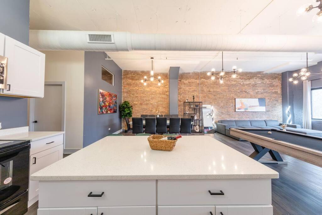 Massive 6Br Luxury Suite Sleeps 12 Guests With Jacuzzi & Pool Table Perfect Group Stay And Optional Parking Near Mccormick Place & Soldier Field Chicago